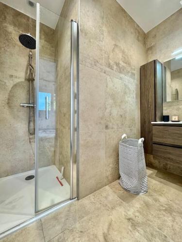 une salle de bain avec douche et baignoire dans l'établissement Villa Florida, Apt 8 prs, Piscine, Clim, Parking, à Antibes