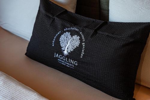 a black bag with a white label on a persons stomach at Jaggling Appartements in Sankt Ulrich am Pillersee