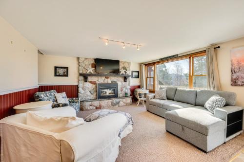 Χώρος καθιστικού στο 1 Mi to Story Land Spacious Home with Mtn Views!