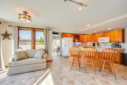 Η κουζίνα ή μικρή κουζίνα στο 1 Mi to Story Land Spacious Home with Mtn Views!
