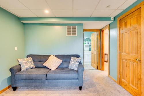 Χώρος καθιστικού στο 1 Mi to Story Land Spacious Home with Mtn Views!