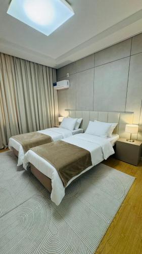 two beds in a hotel room with at Apart - Highvill, Хайвилл in Promyshlennyy