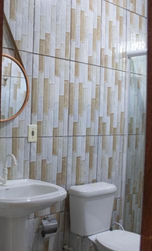a bathroom with a toilet and a sink at Casa c Wi-Fi a 10min do centro historico de Paraty in Trindade