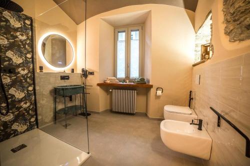 a bathroom with a shower and a toilet and a sink at Le Relais du Bourg Chambres de charme Wellnes in Donnas