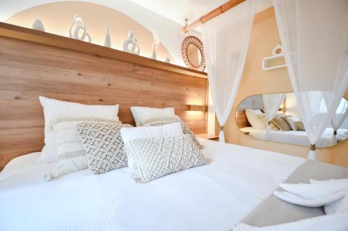 La Gioya - Love Room, Jacuzzi, Baldaquinにあるベッド