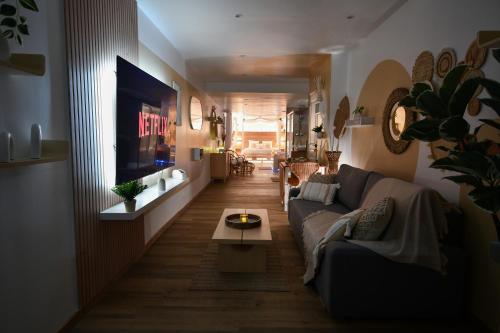 La Gioya - Love Room, Jacuzzi, Baldaquinにあるテレビまたはエンターテインメントセンター