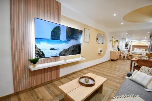 La Gioya - Love Room, Jacuzzi, Baldaquinにあるテレビまたはエンターテインメントセンター