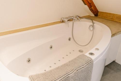 a bath tub with a shower in a bathroom at Alte Schreinerei in Monschau