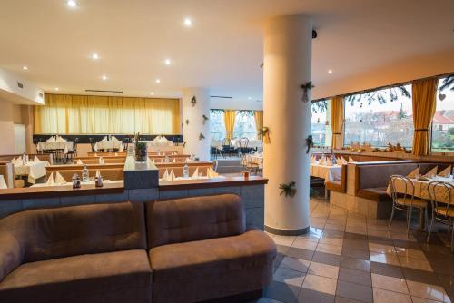 Hotel Diana tesisinde bir restoran veya yemek mekanı