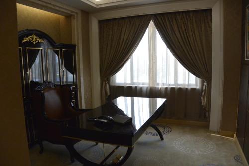 a room with a chair and a table and a window at Hotel Anda China Malabo in Malabo