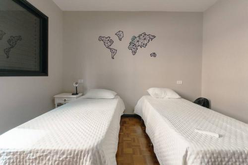 Ένα ή περισσότερα κρεβάτια σε δωμάτιο στο Excelente Apartamento Centro - MJ20