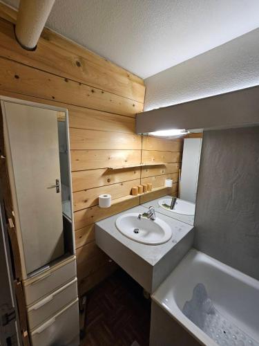 une salle de bain avec un lavabo, un miroir et une baignoire dans l'établissement Appartement au pied des pistes La Mongie Tourmalet, à Bagnères-de-Bigorre