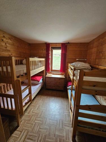 une chambre avec trois lits superposés et une fenêtre dans l'établissement Appartement au pied des pistes La Mongie Tourmalet, à Bagnères-de-Bigorre