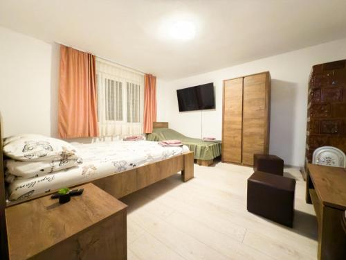 Ένα ή περισσότερα κρεβάτια σε δωμάτιο στο Casa La Danut