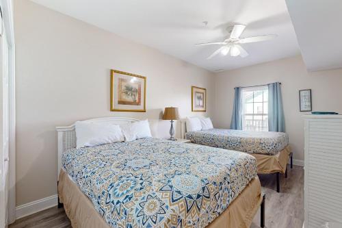 Ένα ή περισσότερα κρεβάτια σε δωμάτιο στο Coconut Grove 202