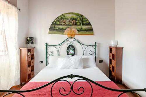 una camera da letto con un letto grande con una coperta rossa di Toscana, La Terra Del Vino Sharon House per Degustare il Chianti! a Incisa in Valdarno
