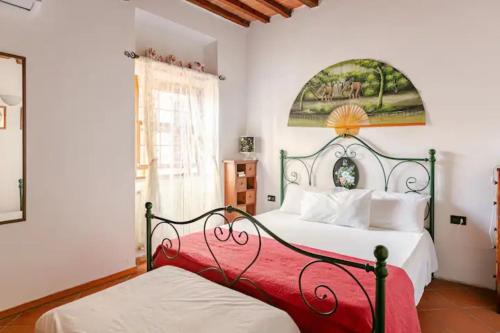 A bed or beds in a room at Toscana, La Terra Del Vino Sharon House per Degustare il Chianti!