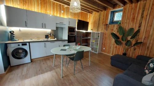 une cuisine et un salon avec une table dans une pièce dans l'établissement Coeur de Ville N1, à Montluçon