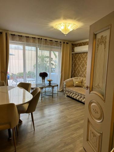 un salon avec une table et un canapé dans l'établissement Le Chevreuse Cannes centre-ville, à Cannes