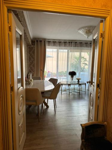 une salle à manger avec une table et des chaises dans l'établissement Le Chevreuse Cannes centre-ville, à Cannes