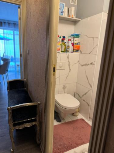 La salle de bains est pourvue de toilettes et d'un tabouret. dans l'établissement Le Chevreuse Cannes centre-ville, à Cannes
