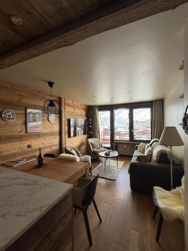 ティーニュにあるMyHome - L'Absinthe Bleue - Appartement 4-6 personnes neuf 4 étoiles - balcon sud- ski aux pieds - Tignes Val Claretのソファとテーブルのあるリビングルーム