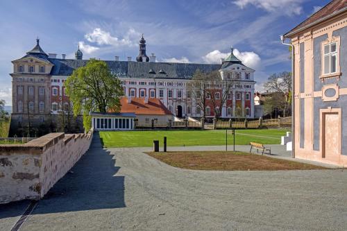 ein großes Gebäude mit einem Park davor in der Unterkunft Dům Hostů Klášter Broumov in Broumov