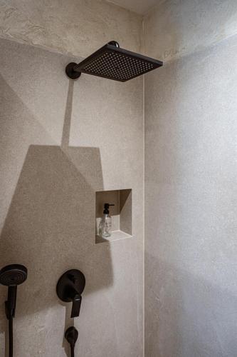 a bathroom with a shower with a light on the ceiling at Jaggling Appartements in Sankt Ulrich am Pillersee
