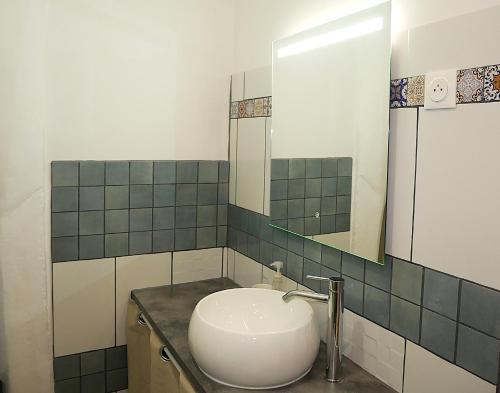 a bathroom with a sink and a mirror at L'Oriflamme in Avignon