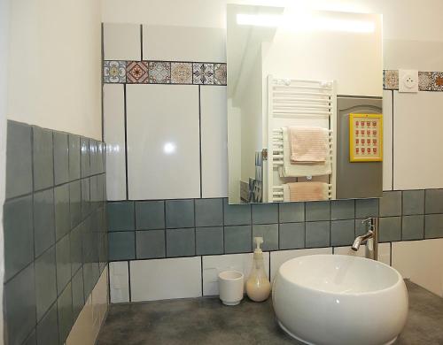 a bathroom with a sink and a mirror at L'Oriflamme in Avignon