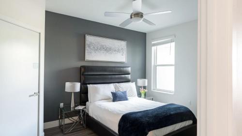 Un dormitorio con una cama y un ventilador de techo. en Spacious 2bedroom 2bath Nike Headquarters, en Beaverton