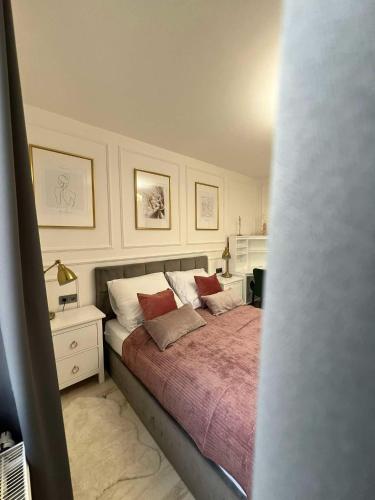 Ένα ή περισσότερα κρεβάτια σε δωμάτιο στο Apartament Lumière