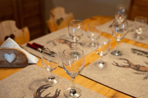 a bunch of wine glasses sitting on a table at 3 Minuti da Asiago - Zona Tranquilla e Silenziosa in Gallio