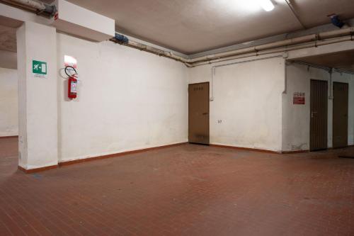 an empty room with a fire hydrant on the wall at 3 Minuti da Asiago - Zona Tranquilla e Silenziosa in Gallio