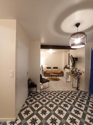 un salon avec un lit et un canapé dans l'établissement Gîtes Le Meslaysien, à Meslay-du-Maine