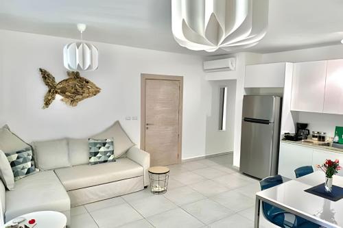 a living room with a couch and a kitchen at Estrella Dominicus Advantage in Bayahibe