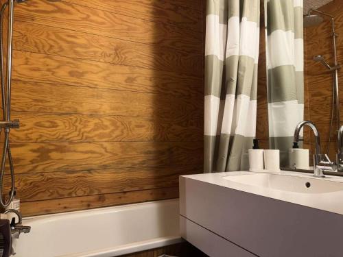 une salle de bain avec une baignoire, un lavabo et une douche dans l'établissement Résidence Pierres Plates - Les Pierres Plates 4 - Joli studio chaleureux MAE-1871, à Valmorel