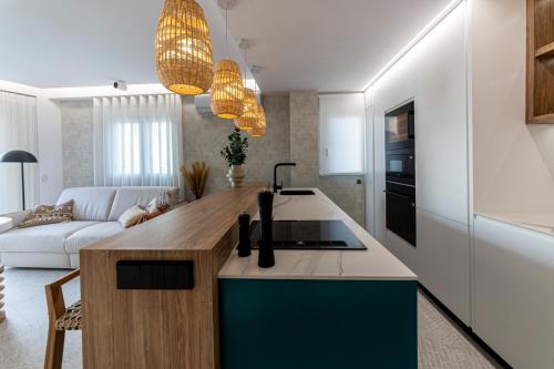 a kitchen and living room with a kitchen island with a stove at Golden View in Águilas