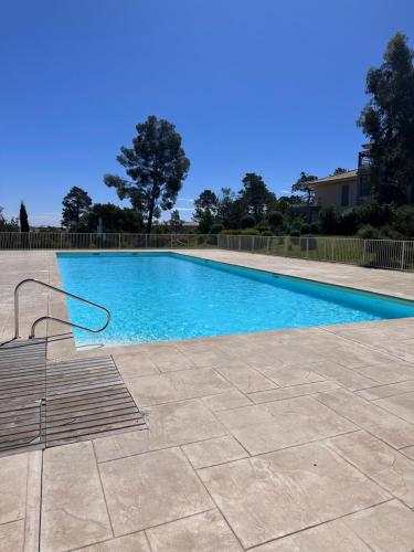 une piscine avec de l'eau bleue dans une cour dans l'établissement Domaine privé OnLy Roc, à Roquebrune-sur Argens