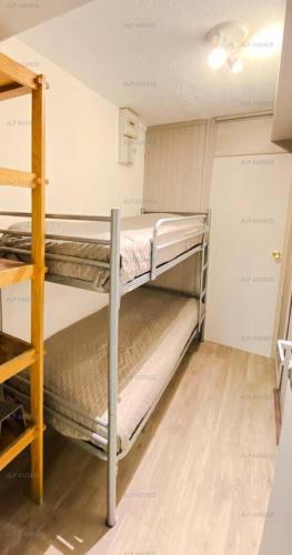 une petite pièce avec deux lits superposés dans l'établissement Résidence L'aconcagua - Studio 3/4 personnes - ACONCAGUA - PLAGNE CENTRE MAE-2191, à La Plagne Tarentaise