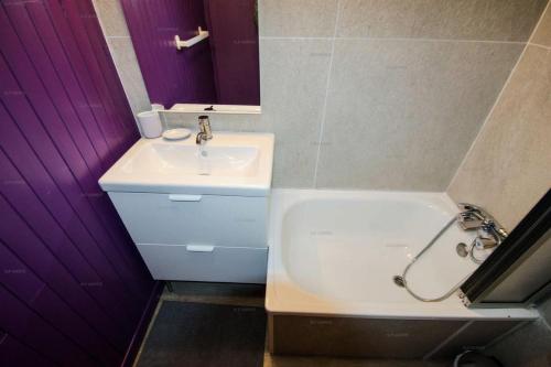 une salle de bain avec un lavabo et une baignoire dans l'établissement Résidence L'aconcagua - Studio 3/4 personnes - ACONCAGUA - PLAGNE CENTRE MAE-2191, à La Plagne Tarentaise