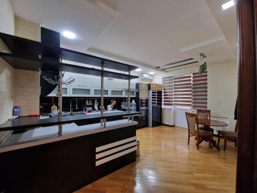uma cozinha com uma grande bancada e uma sala de jantar em Gamma em Baku