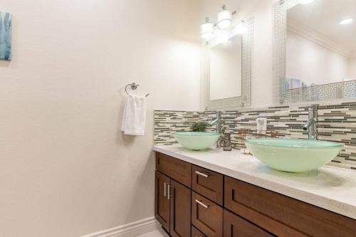 ハンティントンビーチにあるBeach Retreat Main Street Surf Cityの洗面台が2つと鏡があるバスルーム