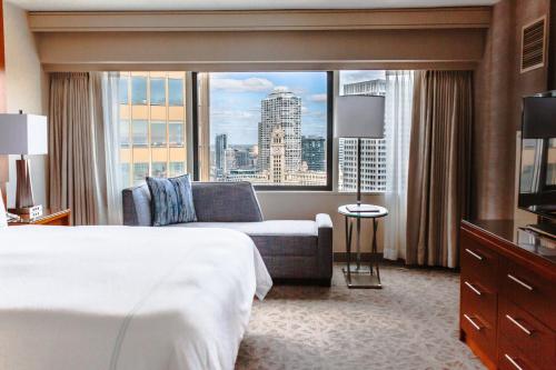 Un ou plusieurs lits dans un hébergement de l'établissement Swissotel Chicago