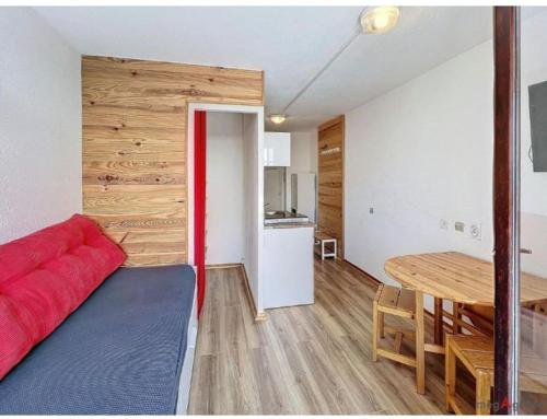 een kamer met een bed, een tafel en een keuken bij Le Courchevel à Grèsse in Gresse-en-Vercors