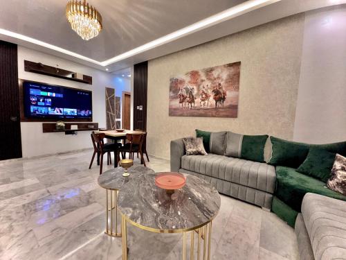 un salon avec un canapé et une table dans l'établissement Liliapart, à Agadir