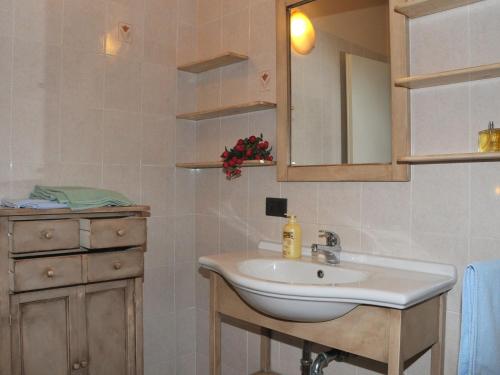 Ένα μπάνιο στο Holiday Home by Lake Idro Lombardy