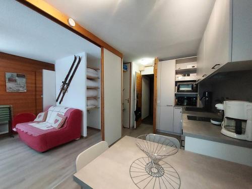 Il comprend une cuisine et un salon avec une table à manger. dans l'établissement Résidence Lauziere Dessous G - La Lauziere Dessous 6 MAE-2201, à Valmorel