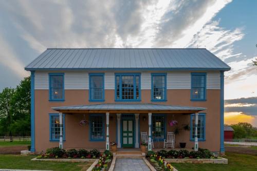 ein Haus mit grauem Dach und blauen Fenstern in der Unterkunft Catskill upstairs suite - The Mohawk Valley House in Bellmead