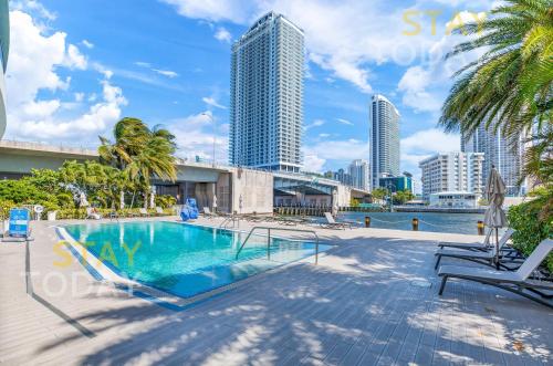 Swimmingpoolen hos eller tæt på Escape to Beachwalk Resort in Chic Apartment